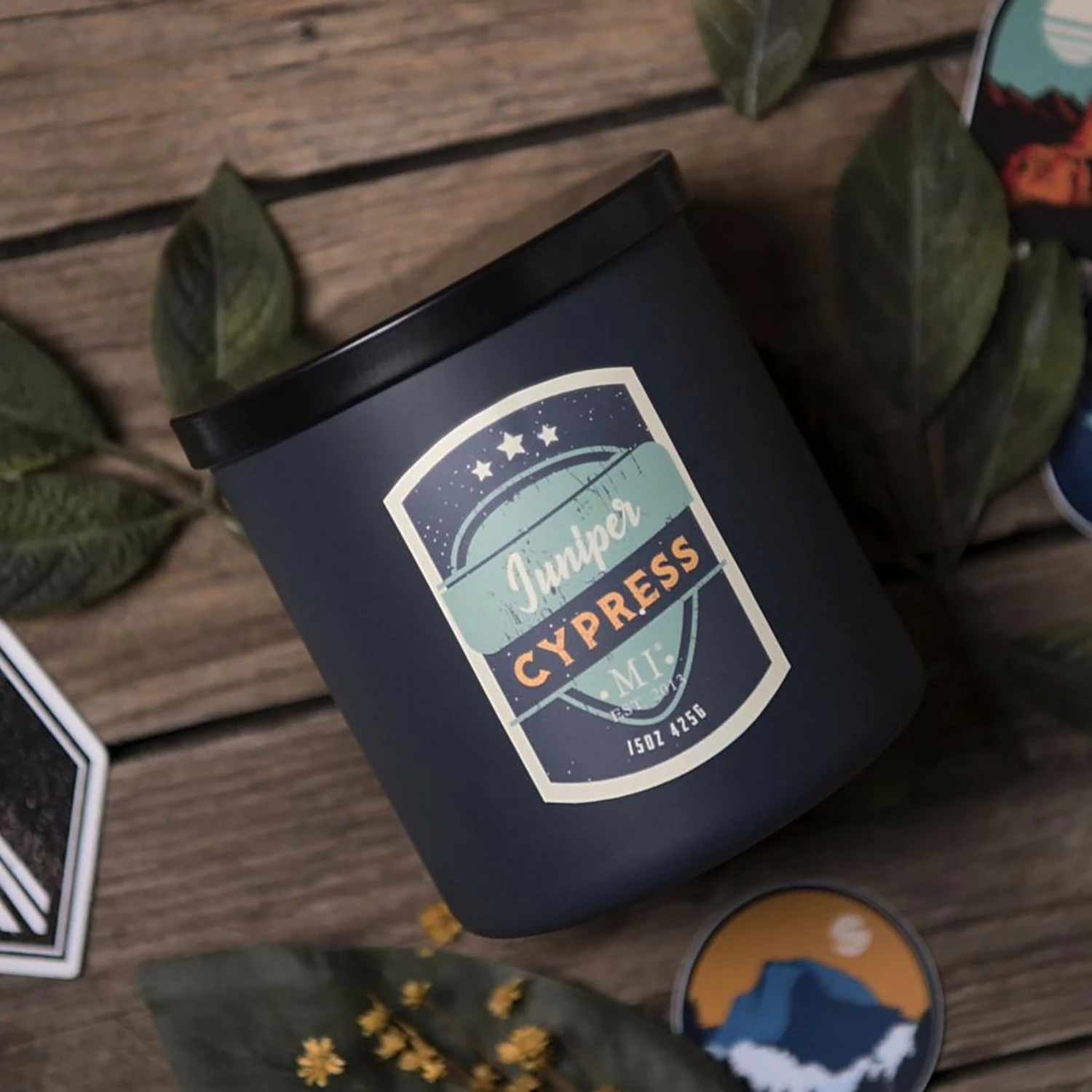 Colonial Candle Duftkerze Juniper Cypress - Soja Wachs Mischung - Schwarz - 425g – Bild 3