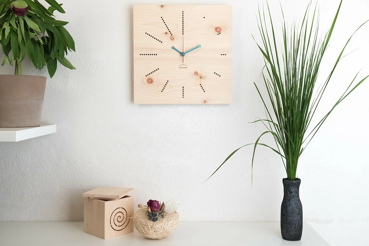 KUNSTLOFT Design Wanduhr Azuhr Zirbe eckig – Bild 2