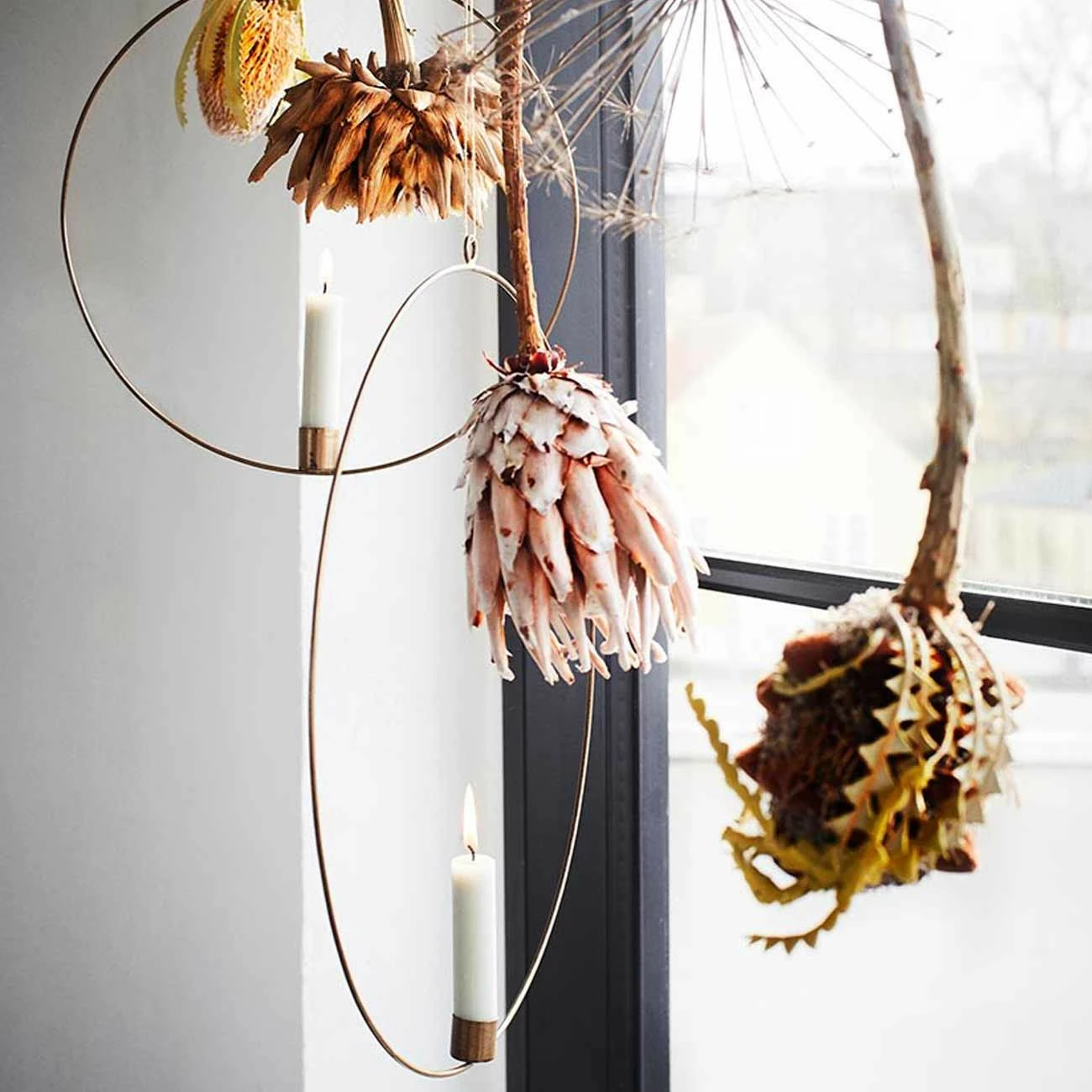 Madam Stoltz Dekoring mit Kerzenhalter L goldfarben - Hängender Dekoring mit Kerzenhalter aus Metall large, goldfarben – Bild 3
